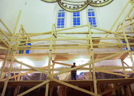 В храме на Берзарина началась реставрация стен