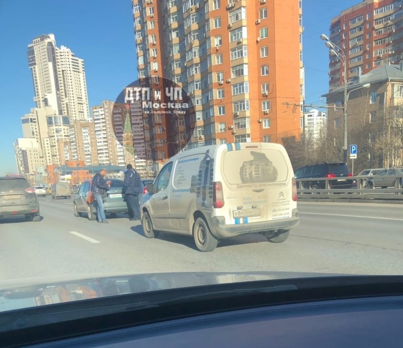Два автомобиля столкнулись на Живописном мосту