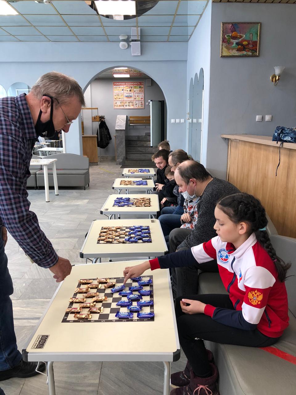 В Хорошево-Мневниках прошел сеанс одновременной игры шоколадными шашками