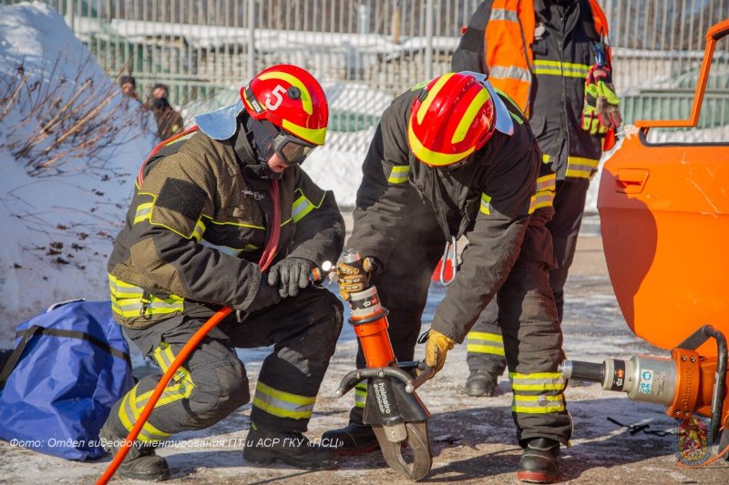 Фото пожарные спасают людей