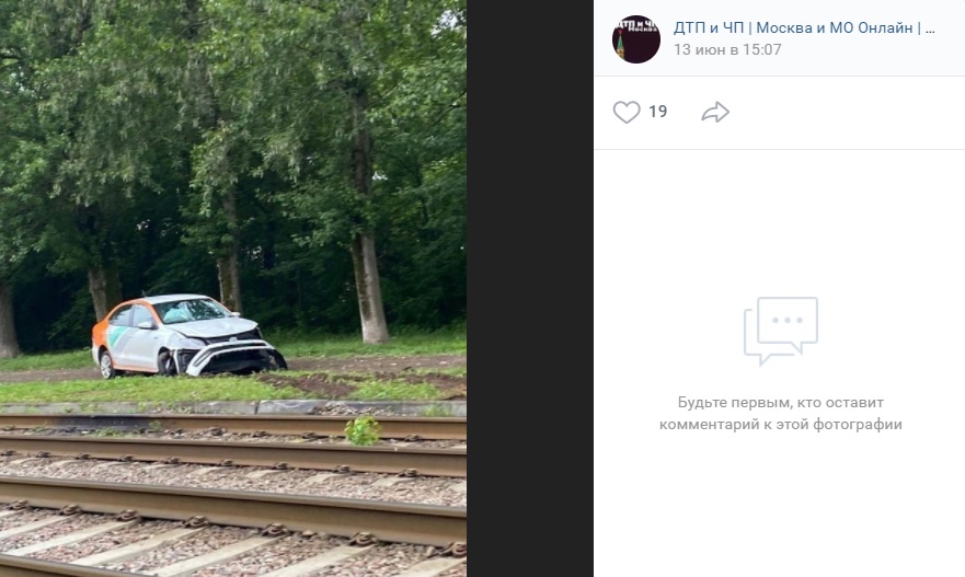 На Берзарина каршеринг не смог перелететь через железную дорогу