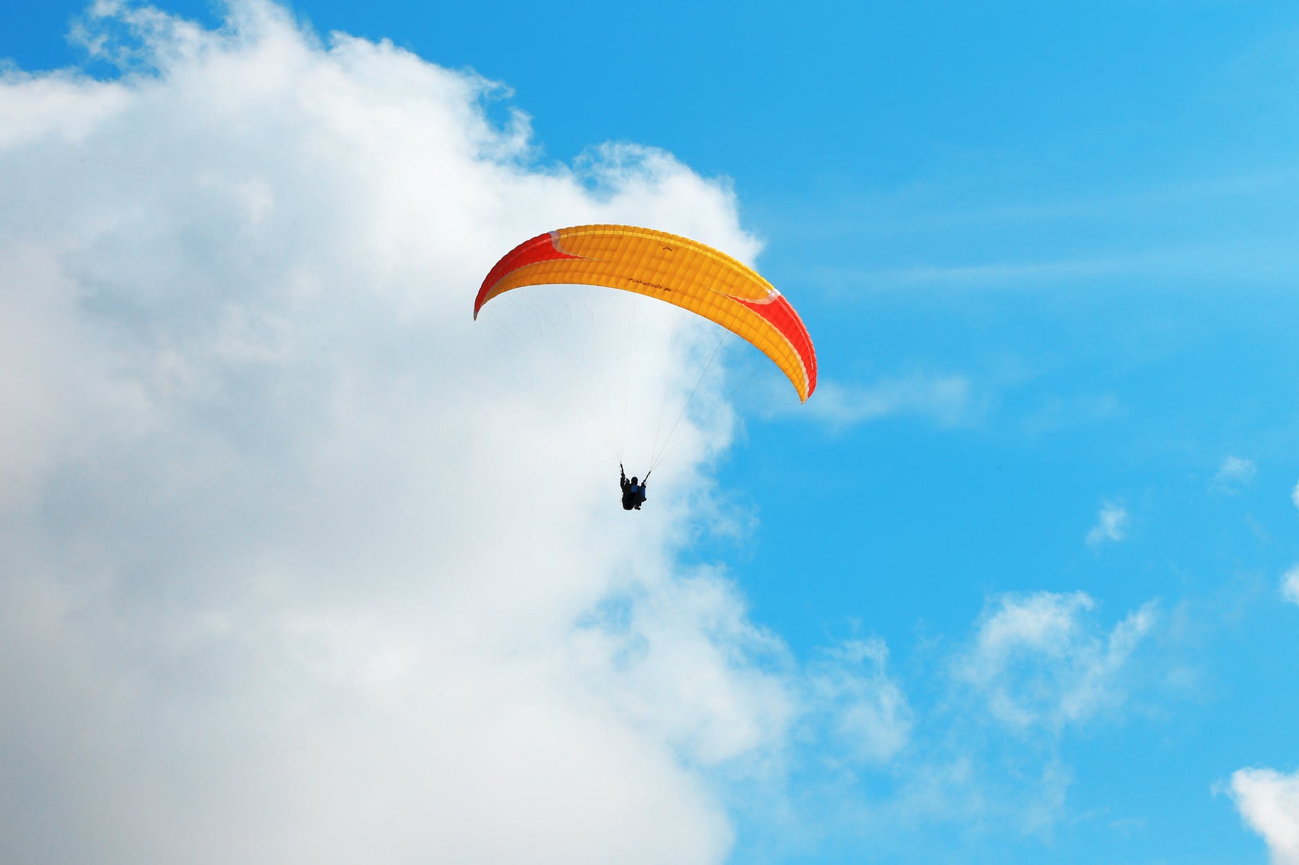 Благотворительный фонд из Хорошёво-Мнёвников организовал для инвалидов прыжки с парашютом