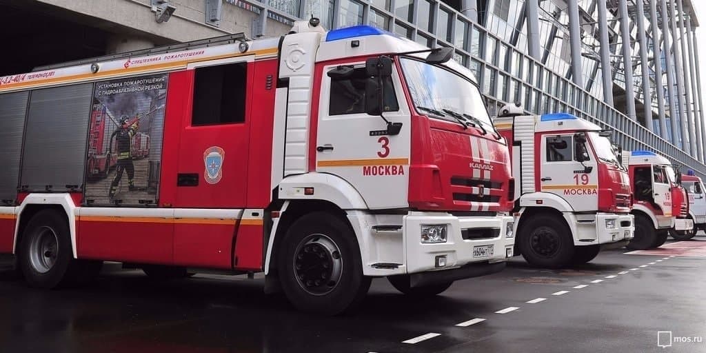 На улице Мневники загорелся уплотнитель для кровли